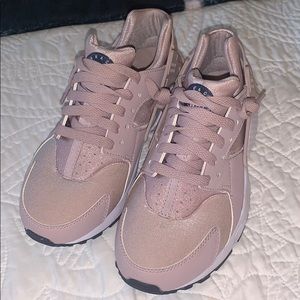 Youth Nike Huarache - light pink/blush